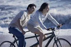 女生为什么要侧着坐车？正着坐不是更安全吗？看完涨知识了图片