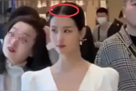 27岁陈都灵撞脸刘诗诗，锁骨吸睛深v开到小腹，发缝宽似快秃顶图片