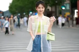 这才是今夏流行的打扮：“短裤+平底鞋”，显高显瘦显腿长图片