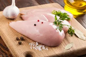 鸡肉可致3种癌症，是穷人的食物？医生辟谣：想吃鸡，给您3个建议图片