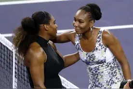 网球场上，单膝跪地可不一定是求婚图片