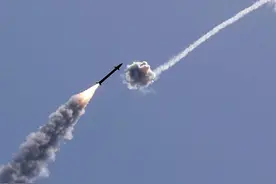 上千火箭弹袭击以色列，铁穹系统疯狂拦截！我国需要这套系统吗？图片