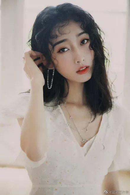 港风的高级感把可爱风秒成渣渣，18岁的袁咏仪造型成经典