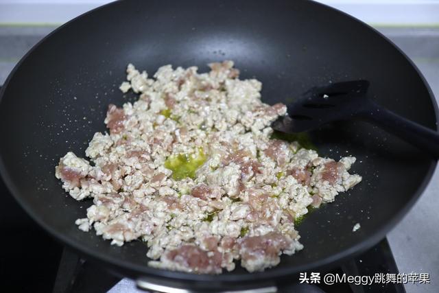 这菜好多人只知道炒着吃，却不知做馅包饺子才叫鲜，韭菜都靠边站