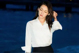 苗苗婚后更敢穿了，白衬衫搭包臀裙勒出3D感，这凹凸曲线真诱人图片
