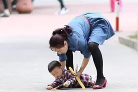 孩子摔倒后，家长的第一反应很重要，只懂“迁怒”地板对娃没好处图片