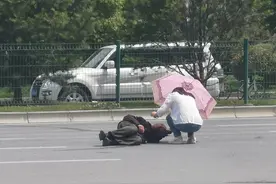 马路打伞女干部，你最美！安康平利图片
