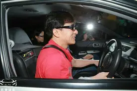 偶遇成龙自驾保姆车，虽然款式有点老，但是牌照比较霸气图片