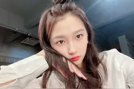 关晓彤说错话，多亏贾玲和沈腾解围，要不然又要被骂图片