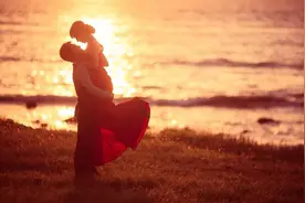 年度最撩人的12个真爱瞬间，这世上真的有人在默默爱着你图片