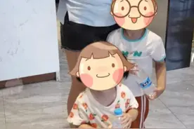 吓坏！3岁男孩竟牵着2岁女孩横穿马路图片