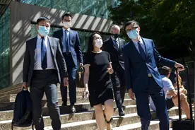 孟晚舟又以全新形象出庭了！珍珠小黑裙好显瘦，巾帼形象超霸气图片