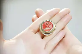 正在依法执行职务的人民警察的人身安全不可侵犯图片