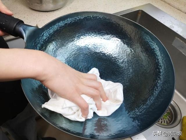 刚买的新锅别直接用，大厨教你开锅技巧，不粘锅也不生锈，超耐用