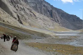 转山冈仁波齐，接近垭口同伴因高反而命悬一线，谁来拯救她？图片