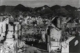 日寇竟对重庆进行了长达五年半的大轰炸，数千人防空洞内窒息死亡图片