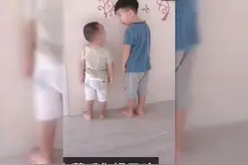 兄弟俩不小心弄碎香水，被妈妈罚站，哥俩的对话，却让妈妈笑坏了图片
