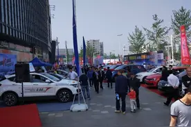 刚拿到驾照，是立马买车还等过了实习期再买？视频封面