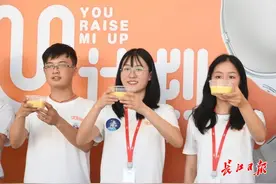 “透过全玻璃外墙看得见光谷几个地标，心情特别好”，小米武汉总部200名应届毕业生集体入职图片