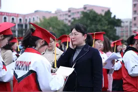 400多分也能上厦门大学？网友羡慕不已，学生家长却劝孩子复读图片