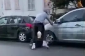 JR史密斯暴揍白人游行者：他压根不知道自己破坏了谁的车图片