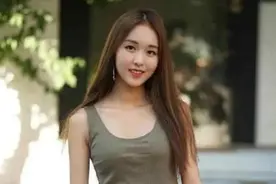 街拍：皎若秋月的美女，一件墨绿色背心配牛仔短裤，青春活力气息图片