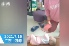 广东一女子用拖鞋多次抽打婴儿脸，警方：涉事女子被带走，已介入调查图片