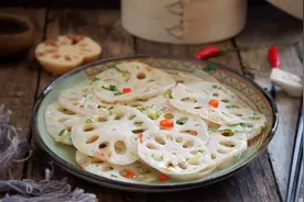 莲藕一下锅炒就变黑，泡水加一点"它"，做出来的莲藕白净还好吃图片