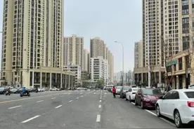 海口这条便民路修了N年，现在可以停车，通车还要等一等图片
