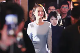 穿着黑色紧身吊带的佟丽娅，一个侧颜尽显风情图片