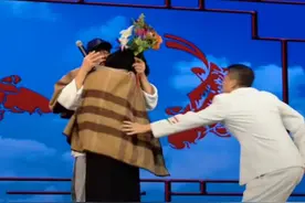 本山大叔遭强吻，一把扯掉女观众假发，文松男扮女装吓坏众徒弟图片