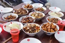 亲戚来陪二伯过生日，二伯母做了9个菜招待，网友：朴实的农家菜图片