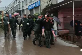 四川泸县，正在救援图片