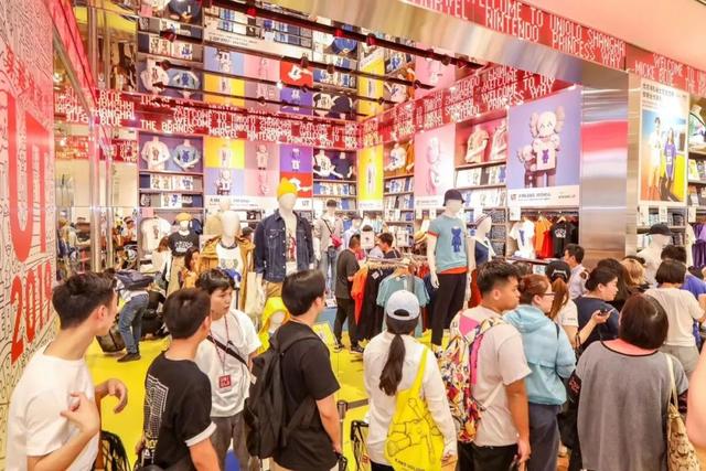 爬卷闸、厮打、扒光,优衣库 X KAWS 「病毒营销」是这样传播开
