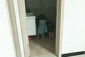 爸爸喝醉趴厕所，妈妈生气不理，2岁女儿的举动让人直呼：太暖心图片