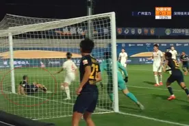 中超戏剧一幕！外援面对空门，双脚夹球甩攻，惨被门将没收图片