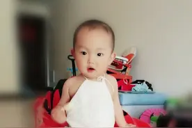 一岁半宝宝独自坐上电梯吓哭，好心邻居姐姐主动安慰并把他带回家图片