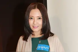 李丽珍终于认老，穿奶奶风开衫质朴优雅，不扮嫩反而更有韵味美图片