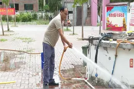 走向我们的小康生活  百姓喜饮幸福水图片