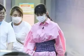 谢娜当妈后越来越会穿，用格纹衬衫当腰封，不土反而很时髦图片