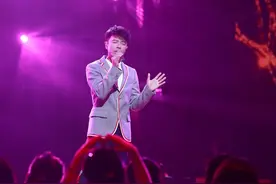 谭咏麟心怀愧疚，对他一路提携，几十年只在他那里拿了两瓶酒图片