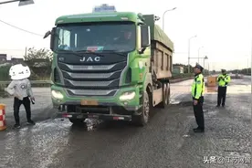 江苏常州：交警在行动！严查渣土车等重型货车交通违法行为图片