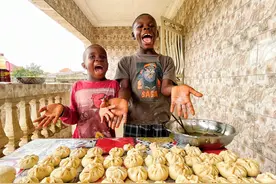 非洲小朋友爱吃中国包子，而且学会了自己做，功夫一点不输大人图片