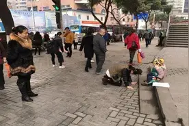 母亲跪求儿子1小时，儿子却自豪拍照发朋友圈，“跪母难养站儿”图片