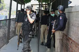 男子自称先知遭控渎神，巴基斯坦受审遭当庭枪杀，凶嫌：梦中人指使图片