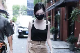 杨颖别再瘦了，穿小吊带露出“排骨胸”，配1800小短裙只剩骨感美图片