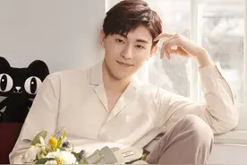 邓伦身穿浅色睡衣，笑容温暖气质温润如玉图片