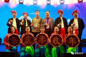 临县伞头秧歌精彩亮相国际进博会的背后图片
