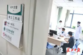 张伯礼院士在武汉协和医院问诊图片