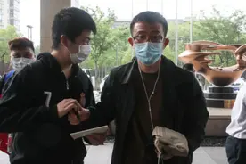 国脚一副眼镜售价高达1万5，在俱乐部年薪超千万，曾被里皮弃用图片
